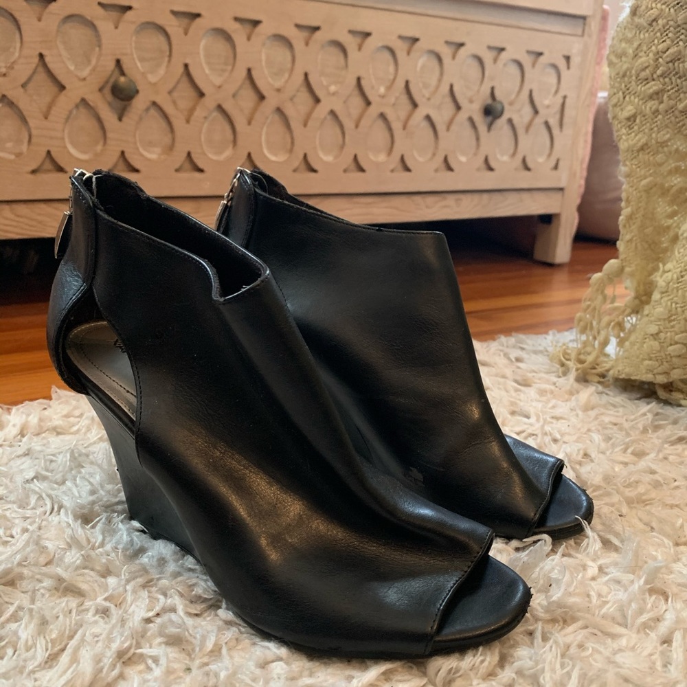 Black wedge cut out heals
